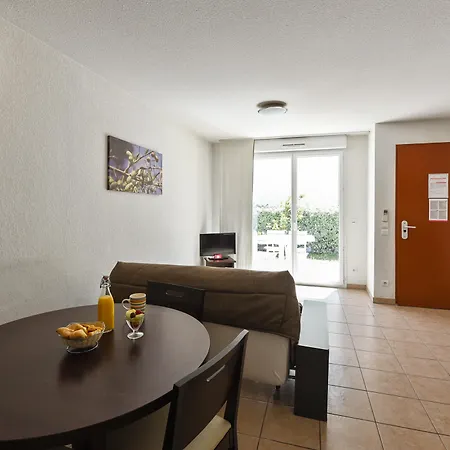 Comfort Six-fours Hotel